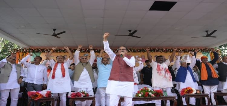 आदिवासी मुख्यमंत्री के रहते लूटी जा रही आदिवासियों की जमीन और इज्जतः बाबूलाल मरांडी 20240928_181011