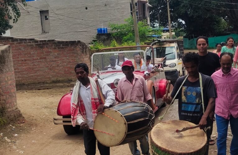 आर्मी की सर्विस पूरी कर गांव लौटा जवान, किया गया स्‍वागत