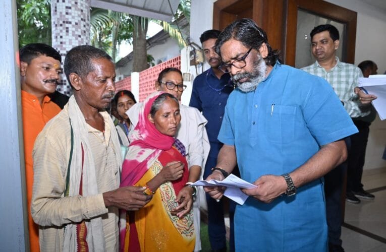 झारखंड मुख्यमंत्री हेमंत सोरेन आम लोगों की समस्या से हुए रूबरू, समस्या का समाधान करने को लेकर पदाधिकारी को दिया दिशा- निर्देश