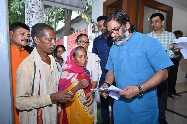 झारखंड मुख्यमंत्री हेमंत सोरेन आम लोगों की समस्या से हुए रूबरू, समस्या का समाधान करने को लेकर पदाधिकारी को दिया दिशा- निर्देश