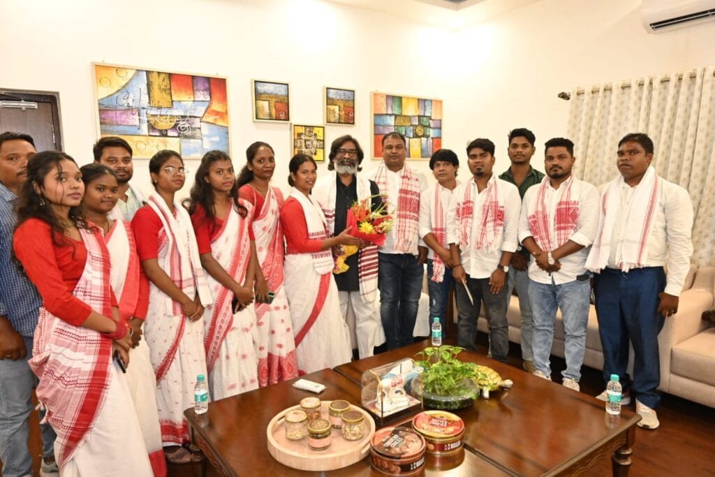 केन्द्रीय सरना समिति, भारत के प्रतिनिधिमंडल ने झारखंड मुख्यमंत्री हेमंत सोरेन की मुलाकात 3 IMG 20240907 WA0053 scaled