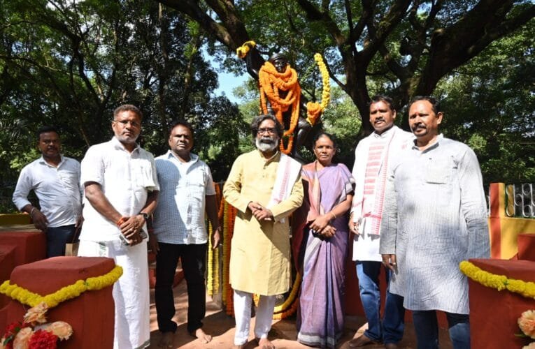 चाईबासा में गुवा गोलीकांड के अमर वीर शहीदों की स्मृति में आयोजित श्रद्धांजलि सभा में सम्मिलित हुए मुख्यमंत्री