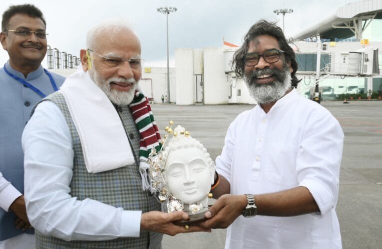 बिरसा मुंडा एयरपोर्ट पर प्रधानमंत्री से मिले झारखंड के मुख्यमंत्री हेमंत सोरेन, मुख्यमंत्री ने भगवान बुद्ध की प्रतिमा भेंट कर प्रधानमंत्री का किया स्वागत।
