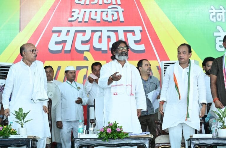 झारखंड मुख्यमंत्री हेमंत सोरेन ने दुमका एवं जामताड़ा जिले को लगभग 875 करोड़ रूपए की दी सौगात,आपकी योजना आपकी सरकार आपके द्वार कार्यक्रम में मुख्य अतिथि के रूप में उपस्थित हुए झारखंड मुख्यमंत्री।