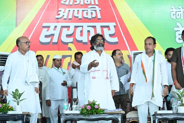 झारखंड मुख्यमंत्री हेमंत सोरेन ने दुमका एवं जामताड़ा जिले को लगभग 875 करोड़ रूपए की दी सौगात,आपकी योजना आपकी सरकार आपके द्वार कार्यक्रम में मुख्य अतिथि के रूप में उपस्थित हुए झारखंड मुख्यमंत्री।