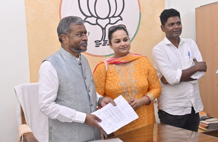 जेएससीसी के अभ्यर्थियों का एक प्रतिनिधिमंडल ने भाजपा प्रदेश अध्यक्ष बाबूलाल मरांडी से मुलाकात कर एक ज्ञापन सौंपा