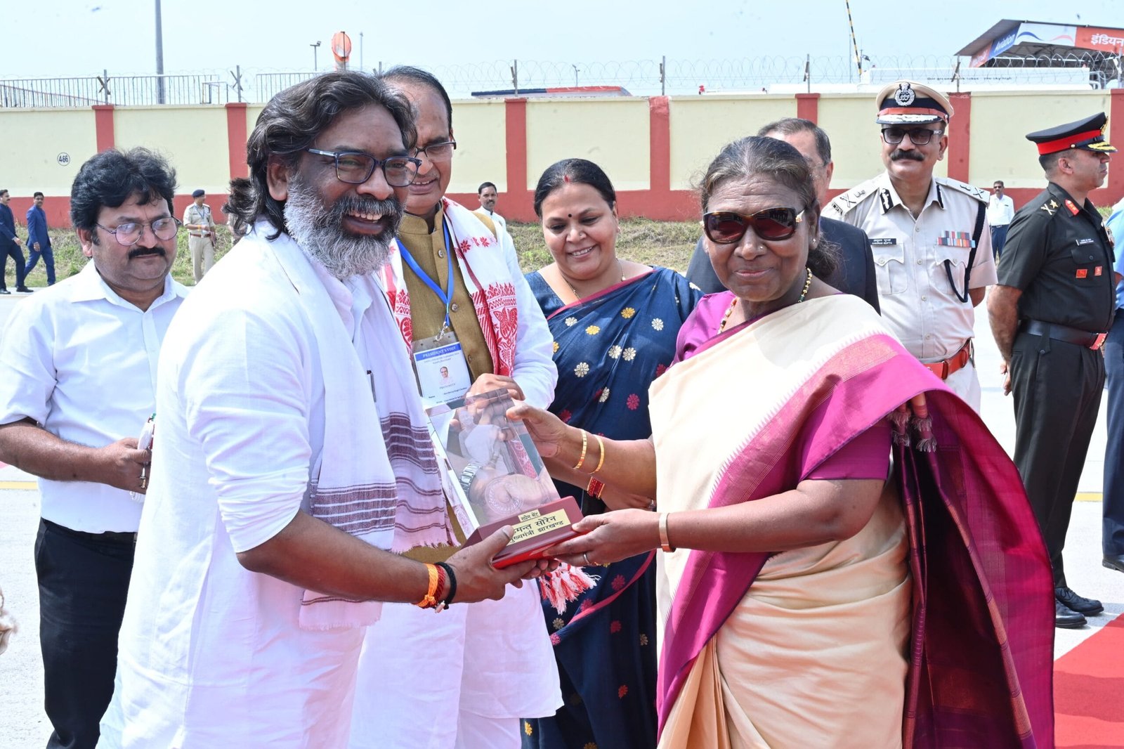 राष्ट्रपति द्रौपदी मुर्मू बिरसा मुंडा एयरपोर्ट से दिल्ली के लिए रवाना 4 IMG 20240920 WA0083 scaled