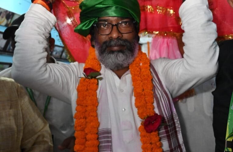 झारखण्ड मुख्यमंत्री  हेमन्त सोरेन ने रांची के डोरंडा स्थित हजरत कुतुबुद्दीन रिसालदार शाह बाबा की मजार पर चादरपोशी कर राज्य की सुख, समृद्धि, उन्नति एवं अमन-चैन की कामना की।