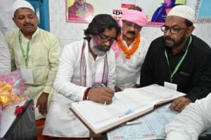 झारखण्ड मुख्यमंत्री हेमन्त सोरेन ने रांची के डोरंडा स्थित हजरत कुतुबुद्दीन रिसालदार शाह बाबा की मजार पर चादरपोशी कर राज्य की सुख, समृद्धि, उन्नति एवं अमन-चैन की कामना की। 5 IMG 20240920 WA0087