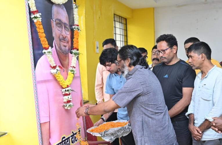मुख्यमंत्री हेमंत सोरेन मंत्री ने दिगंत पत्रकार रवि प्रकाश को दी श्रद्धांजलि