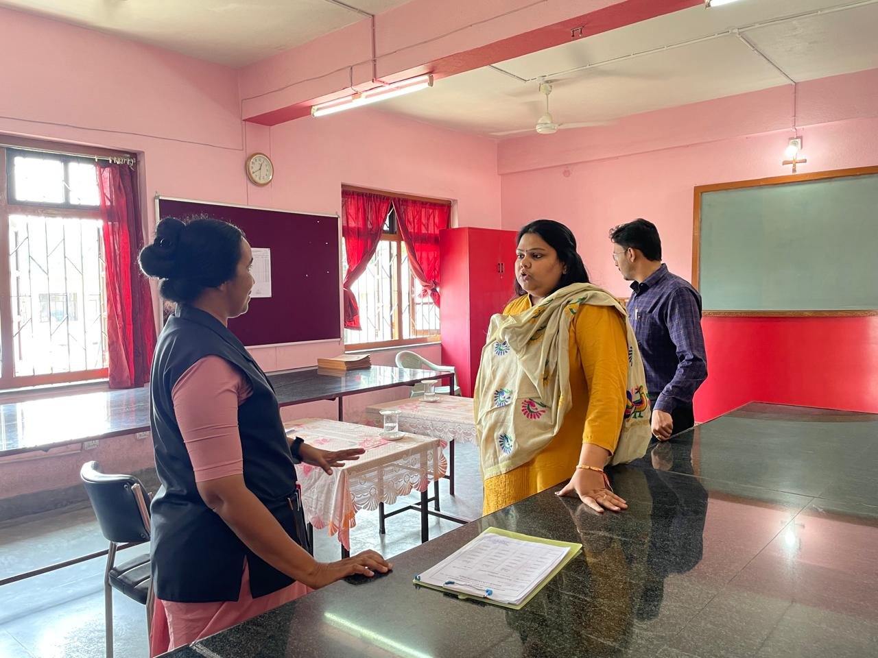 जेएसएससी सीजीएल प्रतियोगिता परीक्षा 2024 को लेकर उपायुक्त ने विभिन्न परीक्षा केन्द्रों का किया निरीक्षण 6 IMG 20240921 WA0053