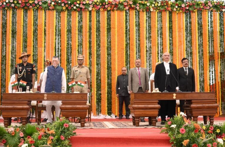 राज्यपाल  संतोष कुमार गंगवार ने आज राज भवन स्थित बिरसा मंडप में माननीय न्यायमूर्ति  एम०एस० रामचंद्र राव को झारखंड राज्य उच्च न्यायालय के मुख्य न्यायाधीश के पद की शपथ दिलाई