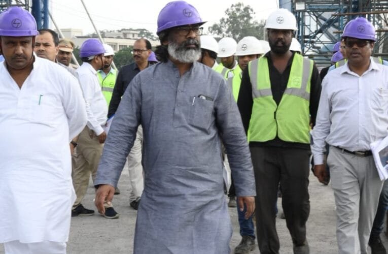 झारखंड मुख्यमंत्री हेमंत सोरेन रांची में बन रहे फ्लाईओवर का किया  निरीक्षण 