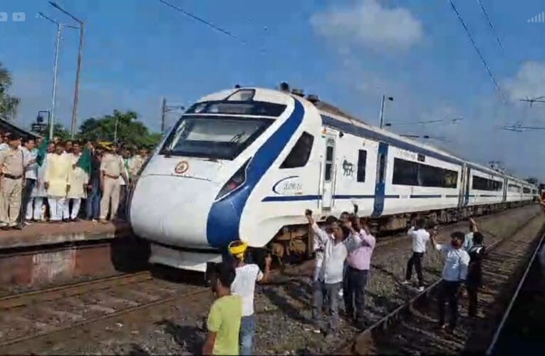 बन्दे भारत ट्रेन का पारसनाथ में ठहराव, यात्रिओ के लिए खुशखबरी