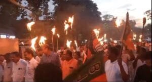 उत्पाद सिपाही दौड़ में युवा अभ्यार्थियों क़ी हुई मौत के मामले को लेकर बीजेपी ने राज्य सरकार के खिलाफ विशाल मशाल जुलुस निकाला 12 Screenshot 2024 09 02 21 02 18 936 com.whatsapp