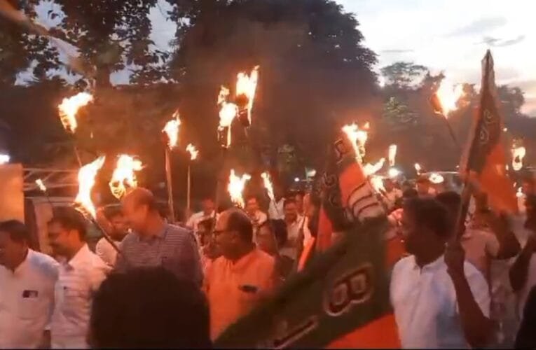 उत्पाद सिपाही दौड़ में युवा अभ्यार्थियों क़ी हुई मौत के मामले को लेकर बीजेपी ने राज्य सरकार के खिलाफ विशाल मशाल जुलुस निकाला