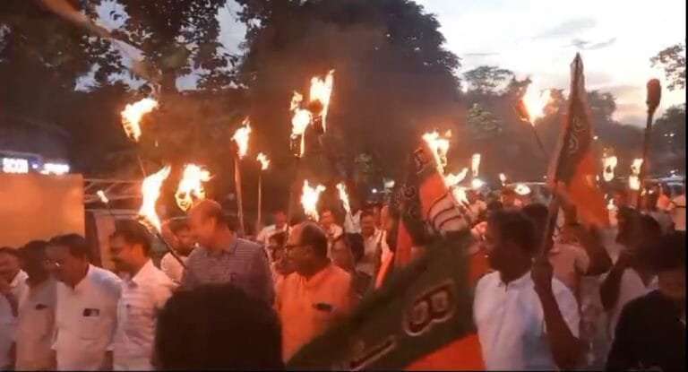 उत्पाद सिपाही दौड़ में युवा अभ्यार्थियों क़ी हुई मौत के मामले को लेकर बीजेपी ने राज्य सरकार के खिलाफ विशाल मशाल जुलुस निकाला