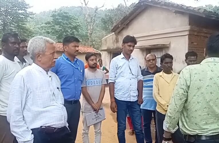 झारखंड के धनबाद जिले में दर्जनों लोग डरिया से पीड़ित जायजा ले ने पहुंचे जिले के शल्य चिकित्सक