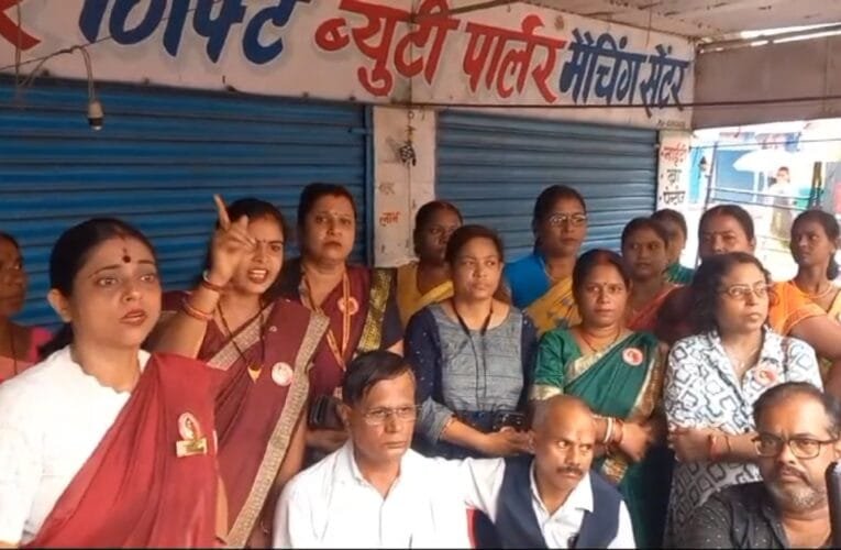 सैकड़ों की संख्या मे पहुंची महिलाओ ने बोकारो के हरला थाना पहुंचकर किया जमकर हंगामा