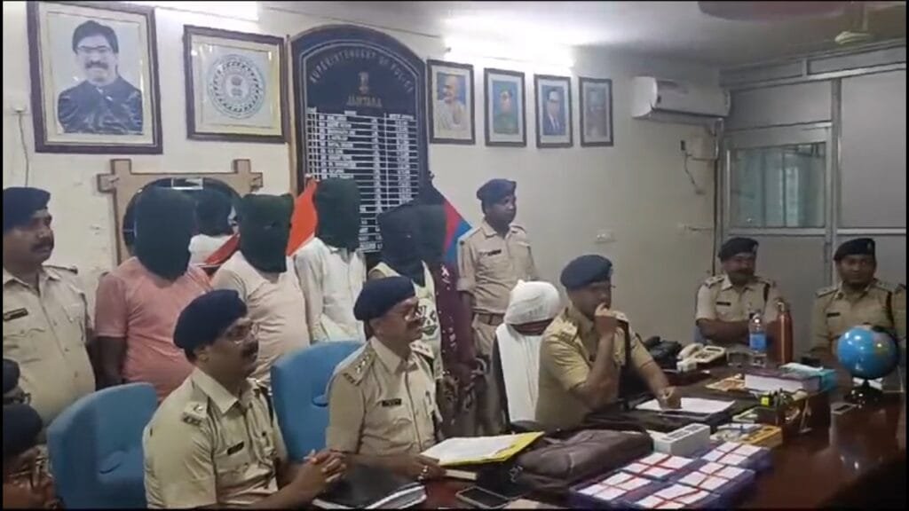 झारखंड पुलिस को मिली बड़ी सफलता,जामताड़ा जिले से पांच साईबर अपराधी गिरफ्तार 1 Screenshot 2024 09 06 18 02 31 437 com.whatsapp scaled