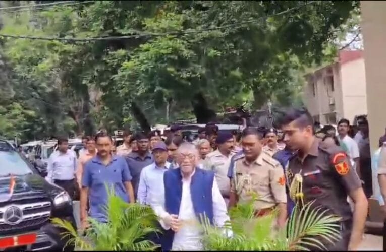 झारखण्ड राज्यपाल संतोष गंगवार पहुंचे धनबाद…