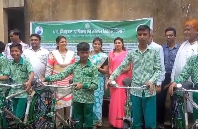 झारखण्ड सरकार के कल्याण विभाग  की ओर से 61 स्कूली छात्रों के बीच साइकल का हुआ वितरण