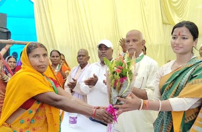 विधायक अंबा प्रसाद ने पंकरी बरवाडीह में विकास केन्द्र सह बहुउद्देशीय भवन निर्माण का किया शिलान्यास।