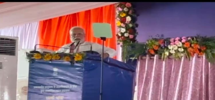 नरेंद्र मोदी ने झारखंड में की योजनाओं की बरसात , कहा कांग्रेस ने आदिवासियो की पहचान मिटा दी 6 20241002 184550