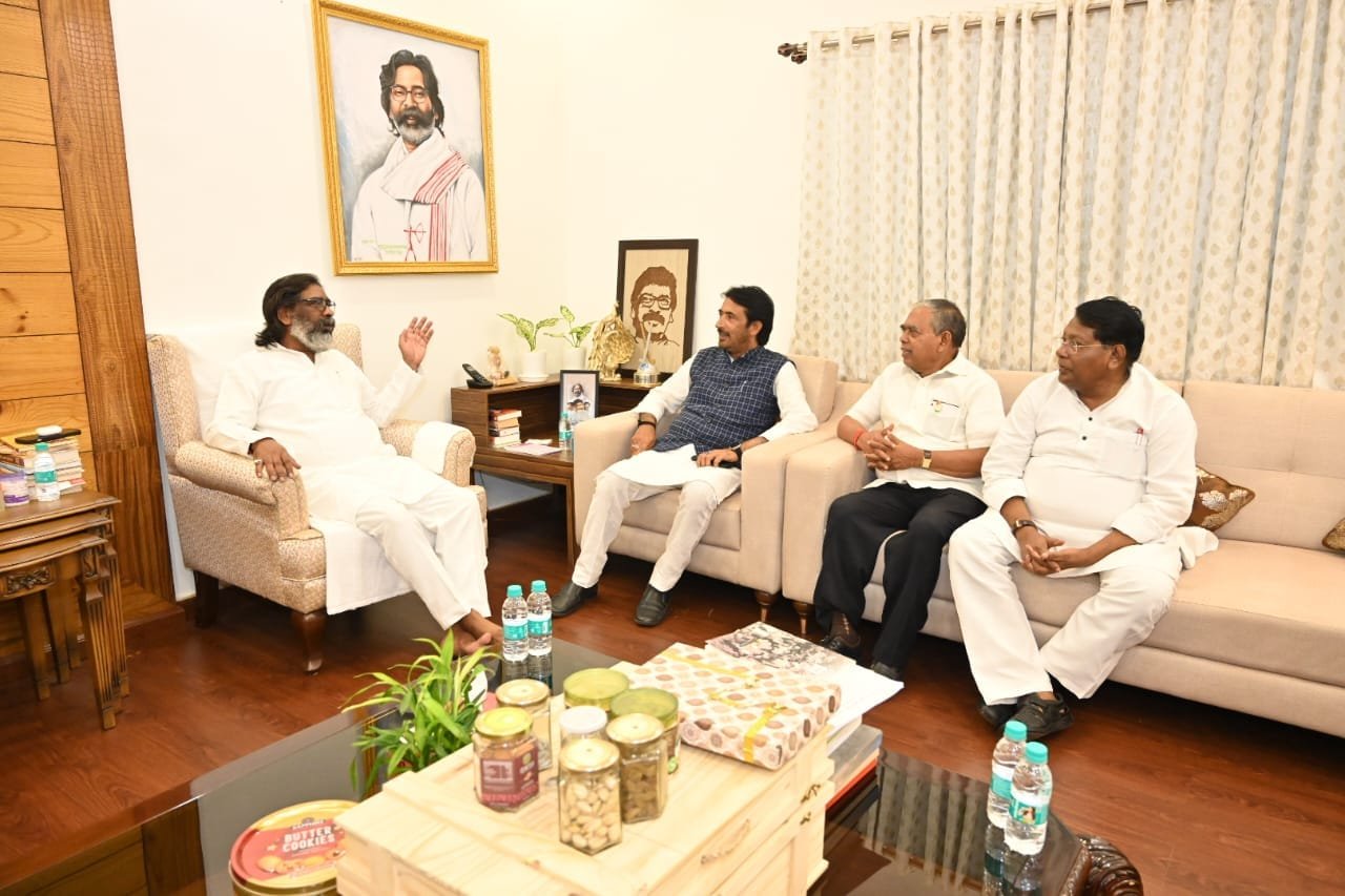 झारखंड कांग्रेस के शीर्ष नेताओं ने मुख्यमंत्री हेमंत सोरेन से की मुलाकात। 1 IMG 20241001 WA0026