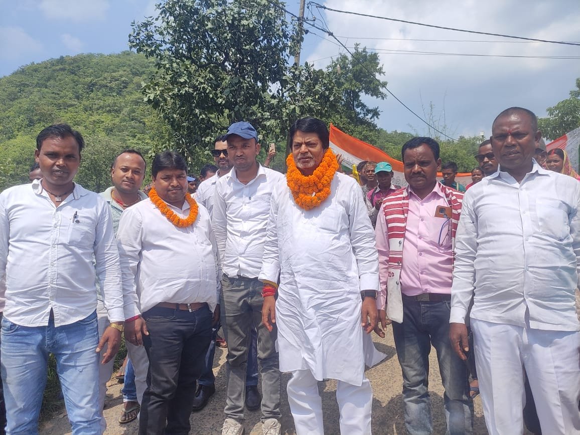 रामगढ़ के गरसुल्ला पंचायत के शिखरबेड़ा में पूर्व मंत्री योगेंद्र साव ने चलाया जनसंपर्क अभियान। 5 IMG 20241001 WA0032