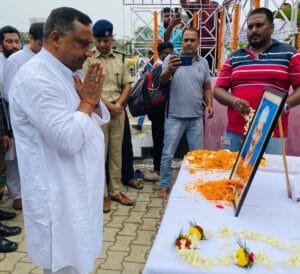 मानगो के गांधी मैदान में राष्ट्रपिता महात्मा गांधी और स्व.लाल बहादुर शास्त्री की जयंती के मौके पर स्वास्थ्य मंत्री बन्ना गुप्ता ने माल्यार्पण और पुष्प अर्पित कर श्रद्धा सुमन अर्पित किया। 7 IMG 20241002 WA0042