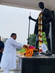 मानगो के गांधी मैदान में राष्ट्रपिता महात्मा गांधी और स्व.लाल बहादुर शास्त्री की जयंती के मौके पर स्वास्थ्य मंत्री बन्ना गुप्ता ने माल्यार्पण और पुष्प अर्पित कर श्रद्धा सुमन अर्पित किया। 6 IMG 20241002 WA0043
