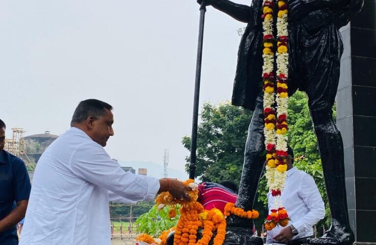 मानगो के गांधी मैदान में राष्ट्रपिता महात्मा गांधी और स्व.लाल बहादुर शास्त्री की जयंती के मौके पर स्वास्थ्य मंत्री बन्ना गुप्ता ने माल्यार्पण और पुष्प अर्पित कर श्रद्धा सुमन अर्पित किया।