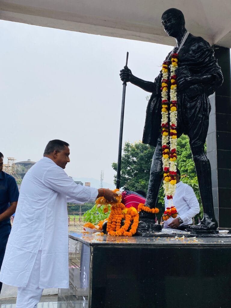 मानगो के गांधी मैदान में राष्ट्रपिता महात्मा गांधी और स्व.लाल बहादुर शास्त्री की जयंती के मौके पर स्वास्थ्य मंत्री बन्ना गुप्ता ने माल्यार्पण और पुष्प अर्पित कर श्रद्धा सुमन अर्पित किया।