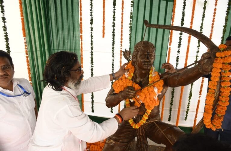 झारखंड मुख्यमंत्री हेमंत सोरेन ने जमशेदपुर में  वीर शहीद बाबा तिलकामांझी की प्रतिमा पर किया माल्यार्पण 