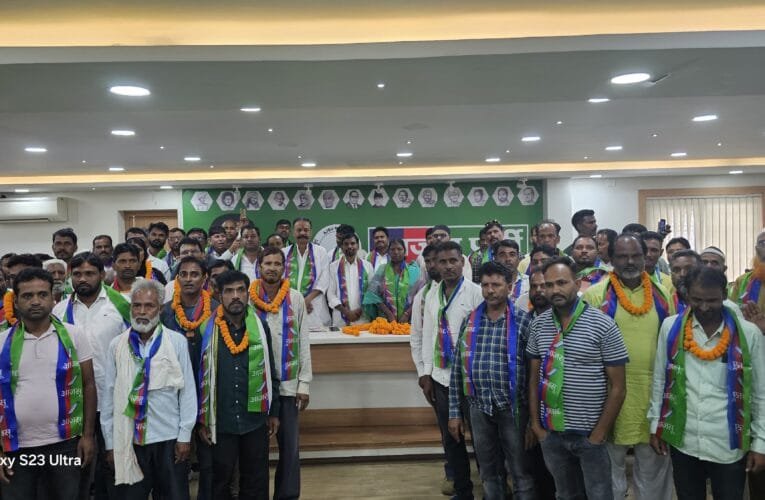 राजधानी रांची में AJSU कार्यालय में मिलन समारोह का हुआ आयोजन कांग्रेस छोड़ कई लोग AJSU में हुए शामिल।