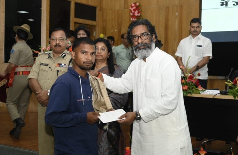 झारखंड में हुए मोब लिंचिंग के पीड़ितों को और उत्पाद विभाग में जान गवाने वाले अभ्यर्थियों के परिजन को दिया सहायता राशि