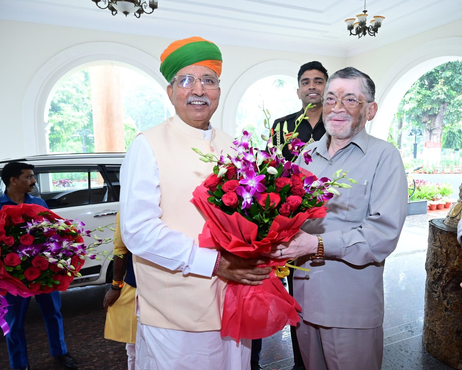 राज्यपाल संतोष कुमार गंगवार से आज केंद्रीय विधि और न्याय राज्य मंत्री (स्वतंत्र प्रभार) अर्जुन राम मेघवाल ने राज भवन में शिष्टाचार भेंट की 5 IMG 20241008 WA0051 scaled