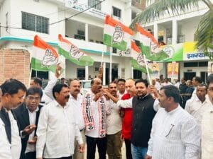 झारखंड कांग्रेस प्रभारी गुलाम अहमद मीर को विधानसभा चुनाव में जीत मिलने की खुशी पर कांग्रेस प्रदेश कार्यालय में पटाखा फोड़कर मनाया गया जश्न। 5 IMG 20241008 WA0062