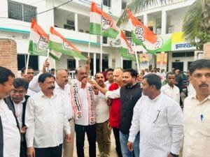 झारखंड कांग्रेस प्रभारी गुलाम अहमद मीर को विधानसभा चुनाव में जीत मिलने की खुशी पर कांग्रेस प्रदेश कार्यालय में पटाखा फोड़कर मनाया गया जश्न। 6 IMG 20241008 WA0063