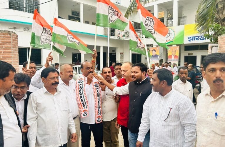 झारखंड कांग्रेस प्रभारी  गुलाम अहमद मीर को विधानसभा चुनाव में जीत मिलने की खुशी पर कांग्रेस प्रदेश कार्यालय में पटाखा फोड़कर मनाया गया जश्न।