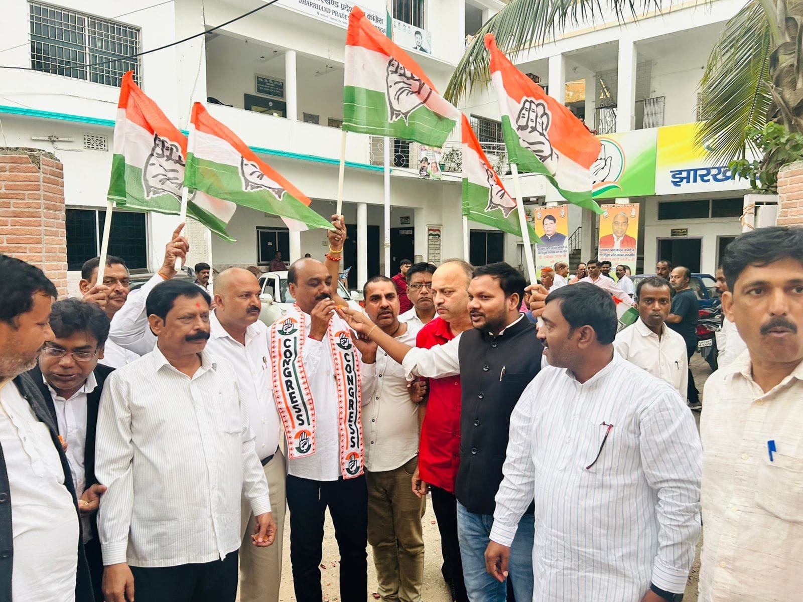 झारखंड कांग्रेस प्रभारी गुलाम अहमद मीर को विधानसभा चुनाव में जीत मिलने की खुशी पर कांग्रेस प्रदेश कार्यालय में पटाखा फोड़कर मनाया गया जश्न। 4 IMG 20241008 WA0063