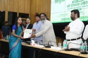 झारखंड में 10वीं और 12वीं के टॉपर्स छात्र-छात्राओं को झारखंड मुख्यमंत्री को हेमंत सोरेन ने दिए उपहार। 10 IMG 20241008 WA0068