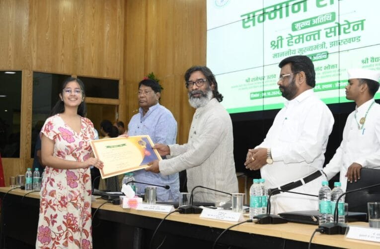 झारखंड में 10वीं और 12वीं के टॉपर्स  छात्र-छात्राओं को झारखंड मुख्यमंत्री को हेमंत सोरेन ने दिए उपहार।