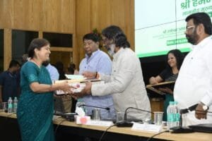 झारखंड में 10वीं और 12वीं के टॉपर्स छात्र-छात्राओं को झारखंड मुख्यमंत्री को हेमंत सोरेन ने दिए उपहार। 9 IMG 20241008 WA0071