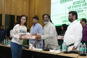 झारखंड में 10वीं और 12वीं के टॉपर्स छात्र-छात्राओं को झारखंड मुख्यमंत्री को हेमंत सोरेन ने दिए उपहार। 6 IMG 20241008 WA0072