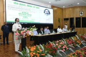 झारखंड में 10वीं और 12वीं के टॉपर्स छात्र-छात्राओं को झारखंड मुख्यमंत्री को हेमंत सोरेन ने दिए उपहार। 13 IMG 20241008 WA0073