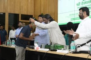 झारखंड में 10वीं और 12वीं के टॉपर्स छात्र-छात्राओं को झारखंड मुख्यमंत्री को हेमंत सोरेन ने दिए उपहार। 11 IMG 20241008 WA0074