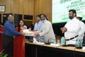 झारखंड में 10वीं और 12वीं के टॉपर्स छात्र-छात्राओं को झारखंड मुख्यमंत्री को हेमंत सोरेन ने दिए उपहार। 12 IMG 20241008 WA0075