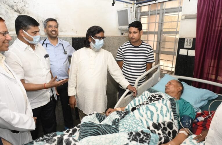 सांसद कालीचरण सिंह का स्वास्थ्य की जानकारी लेने रिम्स पहुंचे मुख्यमंत्री हेमंत सोरेन।